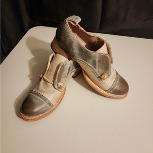 Freebird Mabel,  oxford in distressed denim blueish gray/light gray.